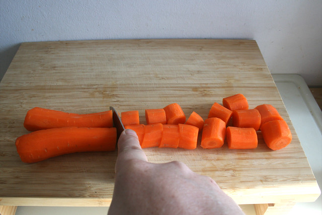 17 - Möhren grob zerkleinern / Chop carrots
