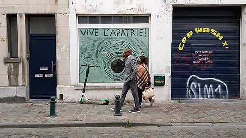 'Vive l'apatrie!' - # #Brussels #Belgium #people #street #streetphotographie #urban #city #bruxellesmabelle # bruxelles #brussel #belgie #belgique #welovebrussels #visitbrussels #hellhole #matonge #samsung #igersbrussels igersbelgium