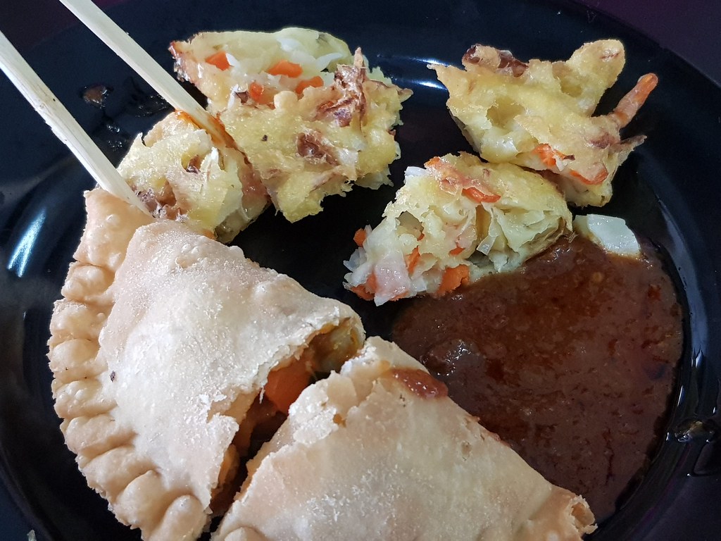 马拉素虾煎饼和咖喱泡芙 Malay Vege Curry Udang & Curry Puff rm$2.50 @ 恩法堂 En Fa Tang USJ1