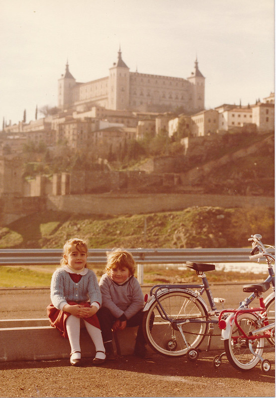 Niños en bicicleta en el Puente de Azarquiel, aún en obras en los años 80. Colección de Tomás García del Cerro