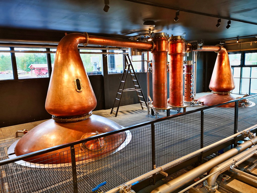 De nieuwe stills in het nieuwe deel van de Kyrö Distillery