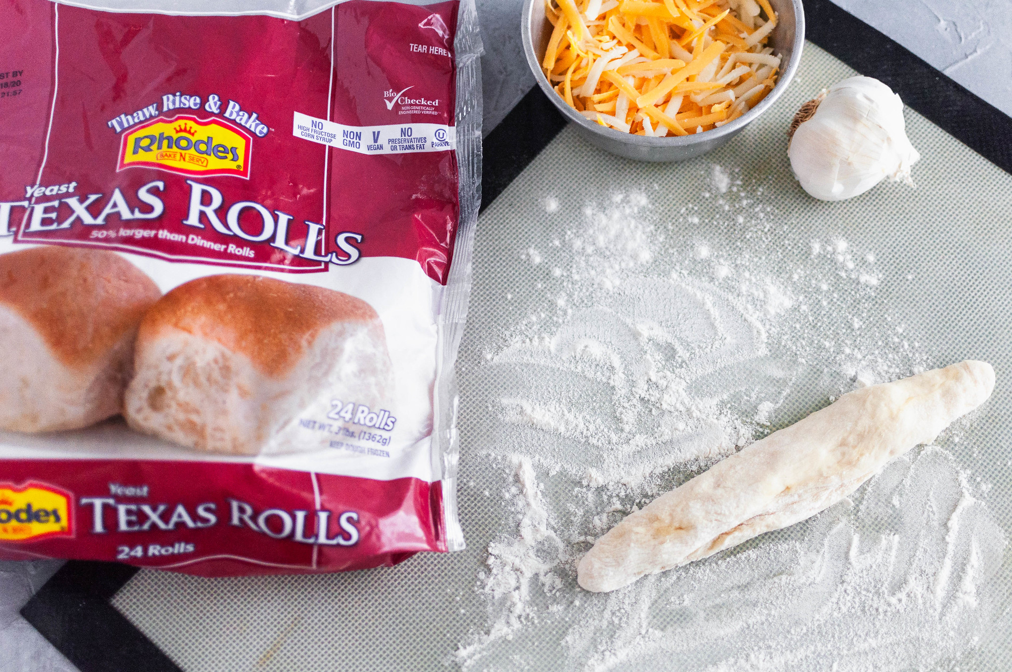 Make these simple, delicious, cheese stuffed Garlic Knots using Rhodes Bake-N-Serv Texas rolls for your next holiday dinner. Simple to make and taste homemade! Check out the step-by-step tutorial for these super simple rolls.