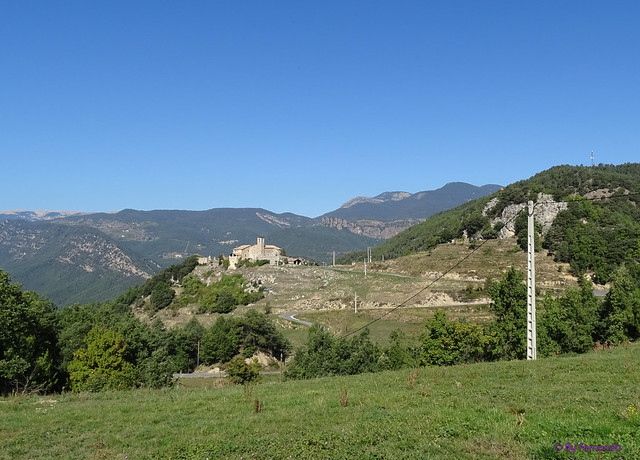La Vall de Lord'19 -18- Ruta Montcalb-El Ferrús-Peguera -02- Camí de Montcalb -06- Vista con Sant Esteve de Sisquer, Can Garriga, Serra de Guixers y El Cingle de L'Espluga (La Corriu) -01 (05-10-2019)