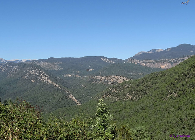 La Vall de Lord'19 -18- Ruta Montcalb-El Ferrús-Peguera -02- Camí de Montcalb -07- Sant Esteve de Sisquer y Can Garriga -05- Vista del Veïnat de Guixers, Roca de Guixers y Cingle de l'Espluga -01 (05-10-2019)
