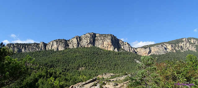 La Vall de Lord'19 -18- Ruta Montcalb-El Ferrús-Peguera -09- Cingle de Rocaterçana (Capolat) -01- Roca Roja, Cova de Les Gualttes - Global 01 (05-10-2019)