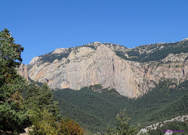 La Vall de Lord'19 -18- Ruta Montcalb-El Ferrús-Peguera -04- Camí a Peguera -06- Serra d'Ensija -01- Roca Gran de Ferrús (La Gallina Pelada) 01 (05-10-2019)