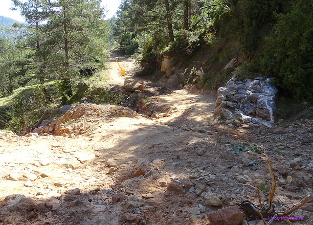 La Vall de Lord'19 -18- Ruta Montcalb-El Ferrús-Peguera -04- Camí a Peguera -07- Clotada de la Font del Pi -01- Entrada als Plans de Cal Sec y paso del río (05-10-2019)