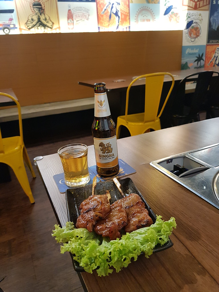 泰式烤猪肉串 Moo Ping rm$9.90 & 泰国獅牌啤酒 Singha beer rm$12 @ VeryThai Mookota & Street Food in Sunway Geo