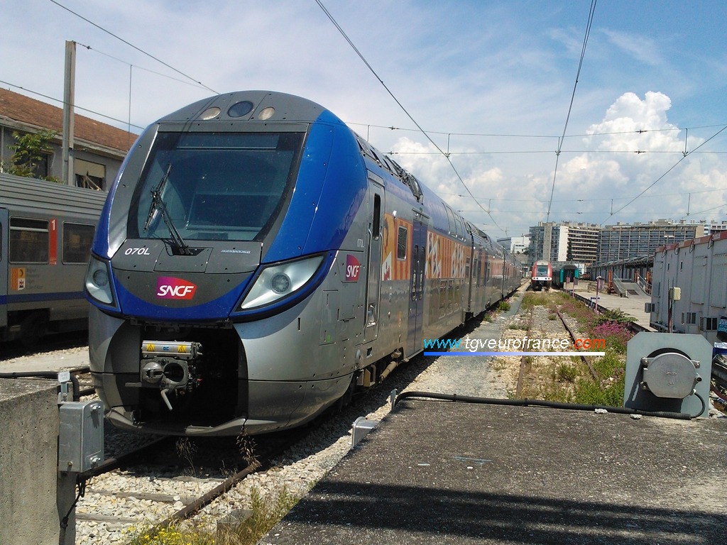 La rame Regio 2N 070L SNCF à huit caisses en gare de Marseille Saint-Charles le 4 juin 2016