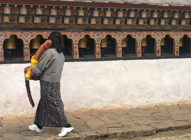 Mujer en el templo de la fertilidad (Punakha, Bután)
