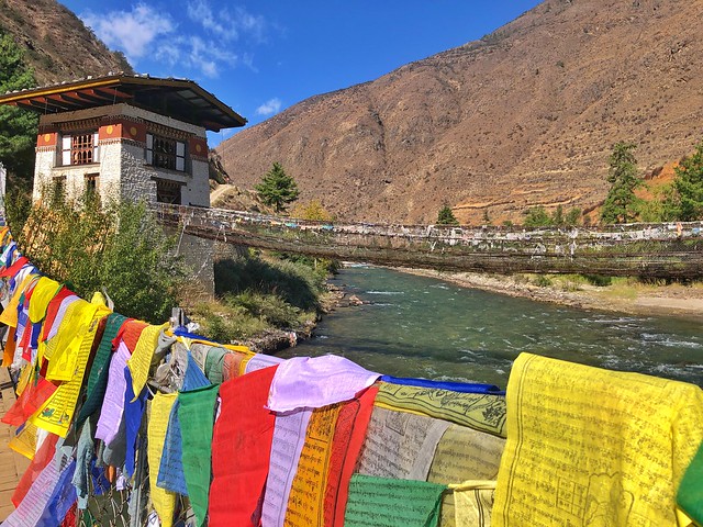 Puente colgante de Tachogang en Bután
