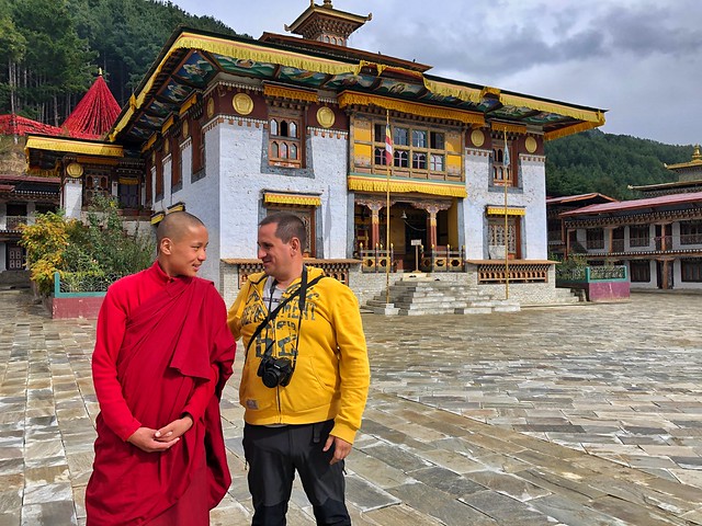 Sele junto a un monje budista en un monasterio de Bumthang (Bután)