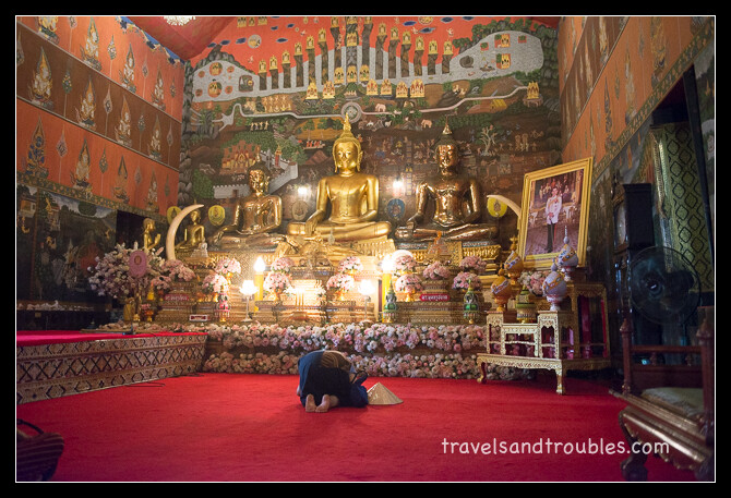 Een beroemd altaar - Wat Phanan Choeng Worawihan