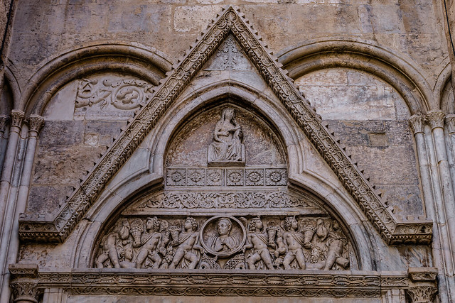 Timpano del portale del transetto Sud,  Duomo di Cagliari