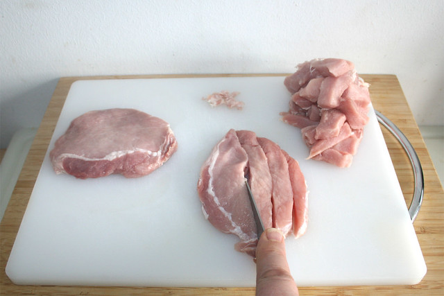 13 - Schweinefleisch in Streifen schneiden / Cut pork in stripes