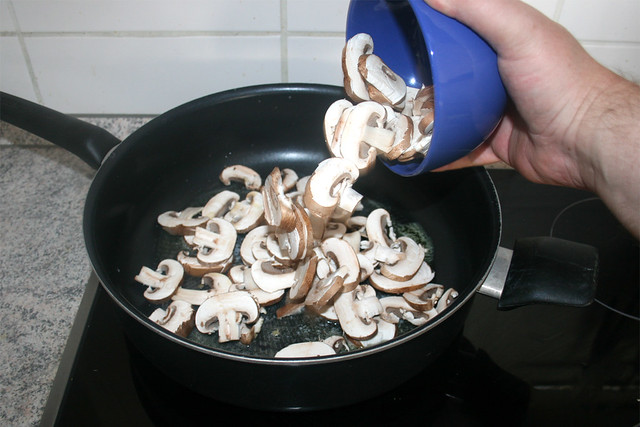 15 - Pilze in Pfanne geben / Put mushrooms in pan