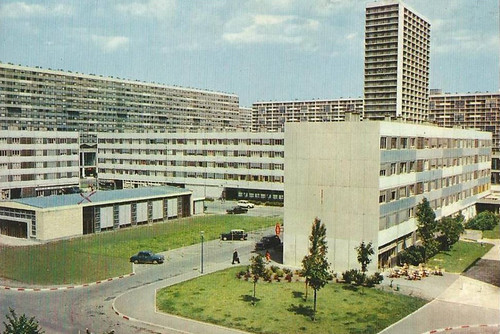 93 La Courneuve @ le grand-ensemble moderne aux 4000 appartements ... (Dans les 6 premiers G.E. de Françe...) La construction de la cité a commencé en mars 1956, sur les plans des architectes Clément Tambuté et Henri Delacroix, et a duré plus de 10 ans. | by memoire2cite103