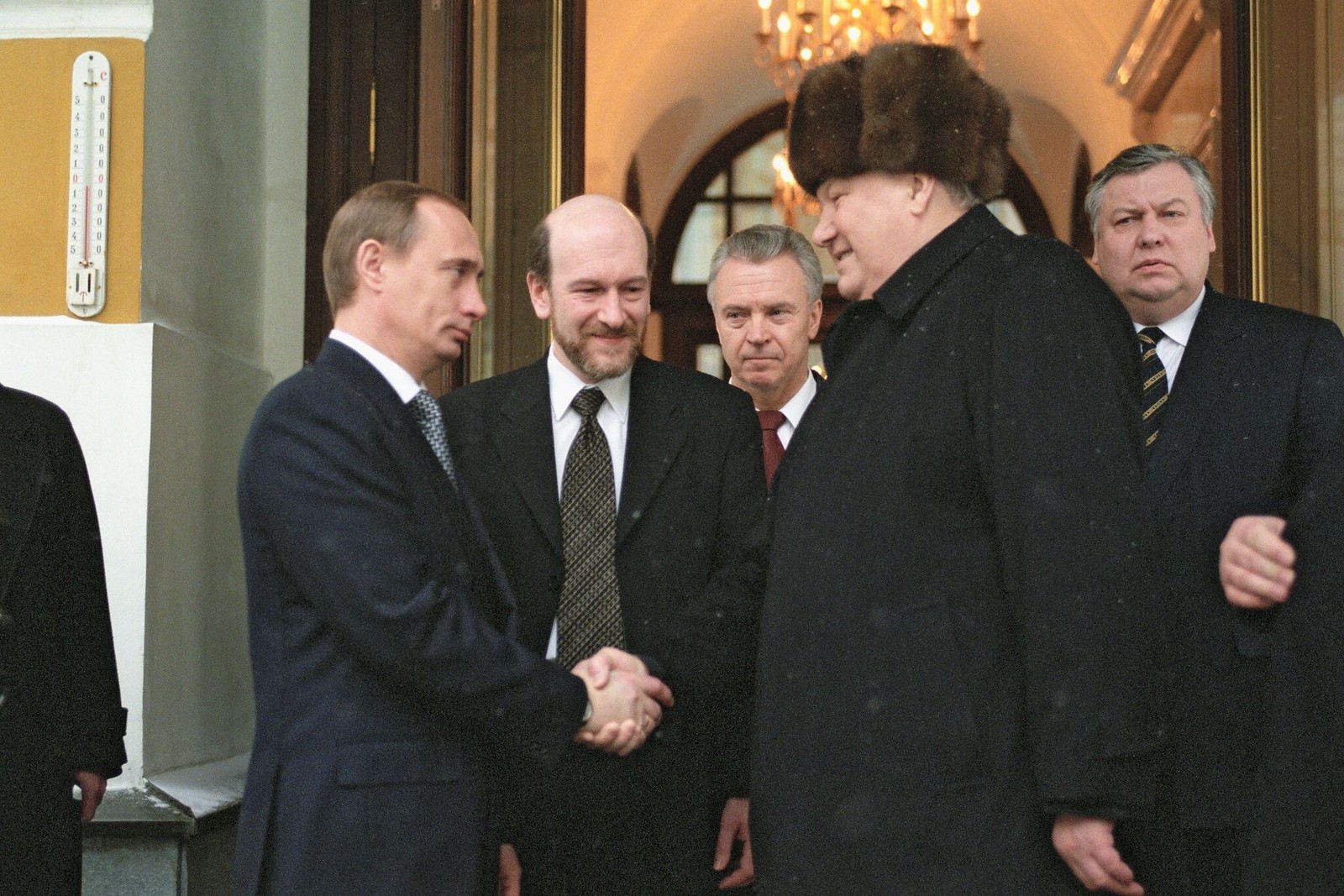 1999. Уходящий президент России Борис Ельцин пожимает руку исполняющему обязанности президента Владимиру Путину, покидая московс