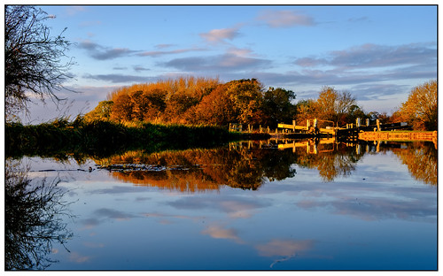autumn autume water kibworth leicestershire landscape landschaft trees canal reflection reflections sunshine golden hour sky cloud lock gate towpath fujifilm fuji xt2