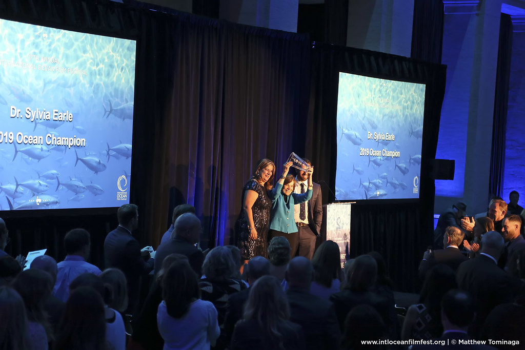 Dr. Sylvia Earle raising up her award as IOFF Ocean Champion