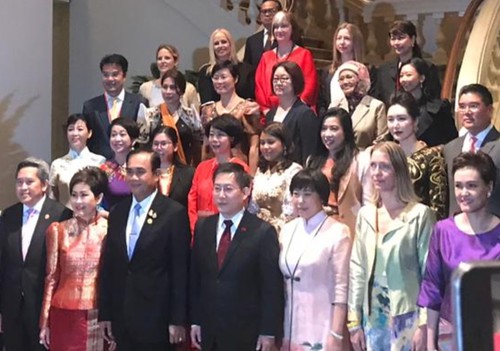 Annie Tan-Yee, group photo with Thai PM