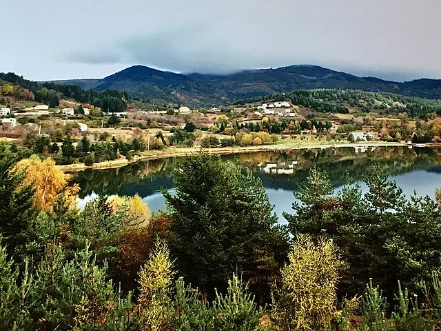 Le village de saint Martial et son lac en automne Ardèche France