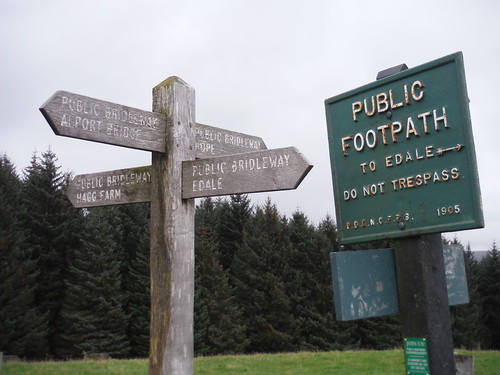 Hope Cross path junction SWC Walk 349 - Ladybower Inn Circular (via Alport Castles and Derwent Reservoirs) [Win Hill Ending]
