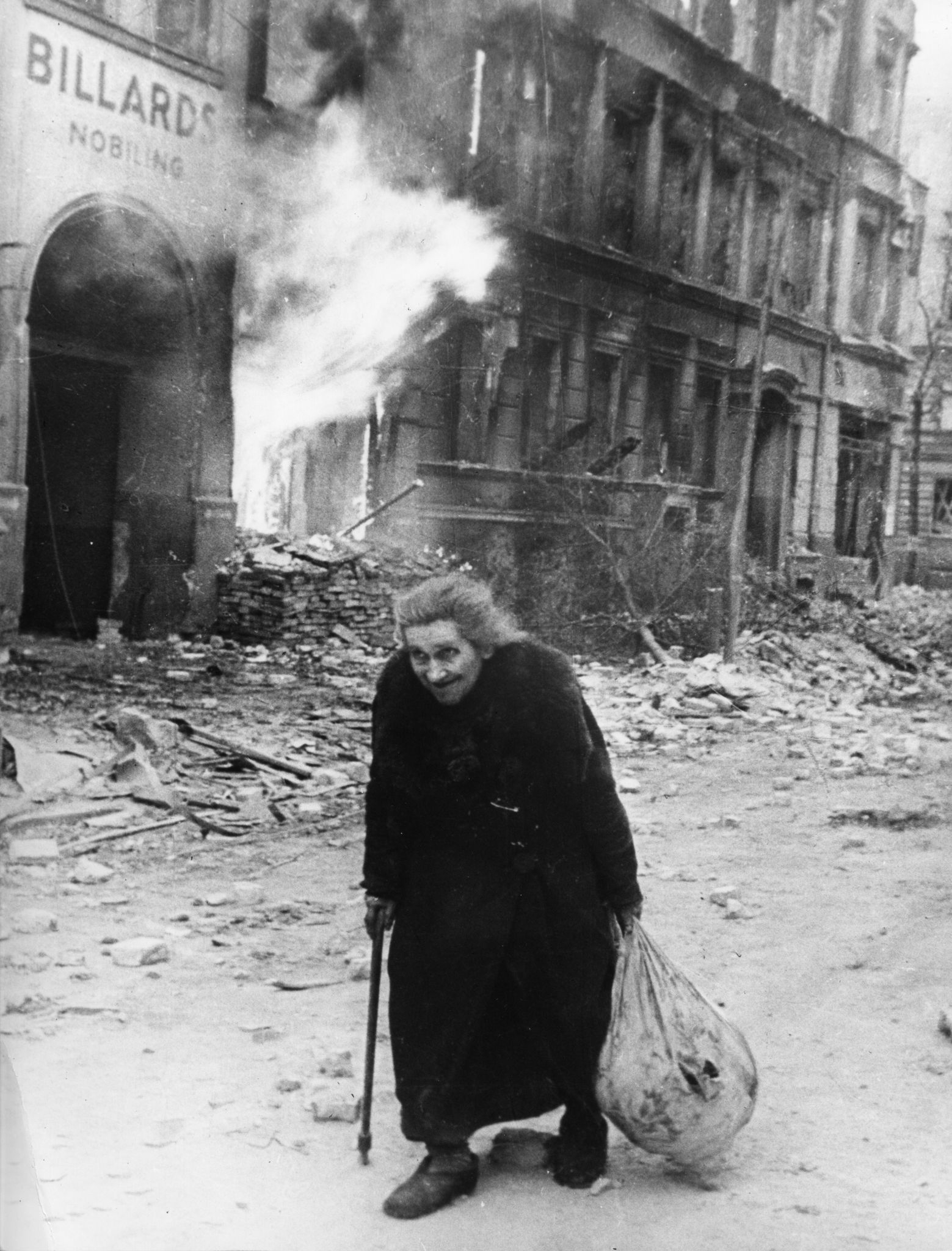 1945. Старая немка идет по дымящимся руинам Берлина после того, как город был захвачен Красной армией