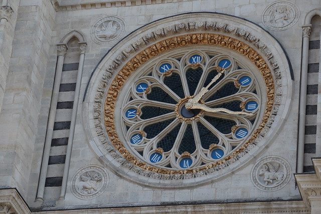 La basilique Saint Denis nécropole royale l'horloge qui est une des plus anciennes rosaces gothiques de France