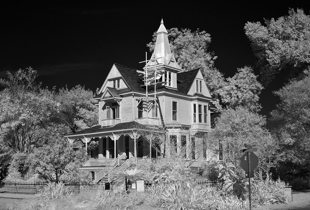 The Old House on the Corner (infrared)