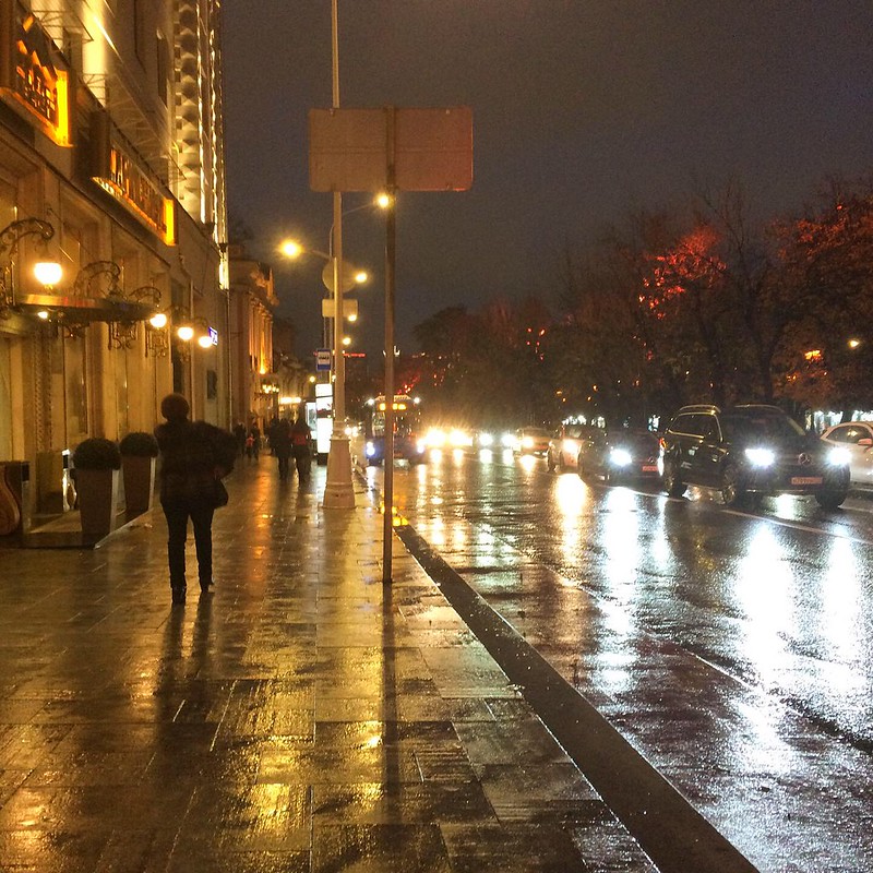 Вечер дождь осенняя. Ночная Москва дождь. Дождливый вечер в городе. Улица вечером. Дождливая улица вечером.
