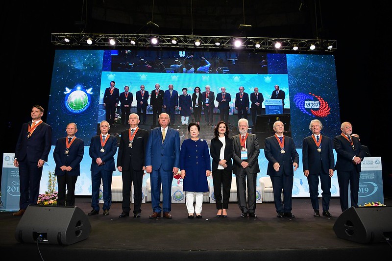 Dr. Moon remet la médaille d'honneur du Conseil International de Sécurité pour la Paix aux huit anciens chefs d'Etat venus des nations en conflit durant les guerres des Balkans.