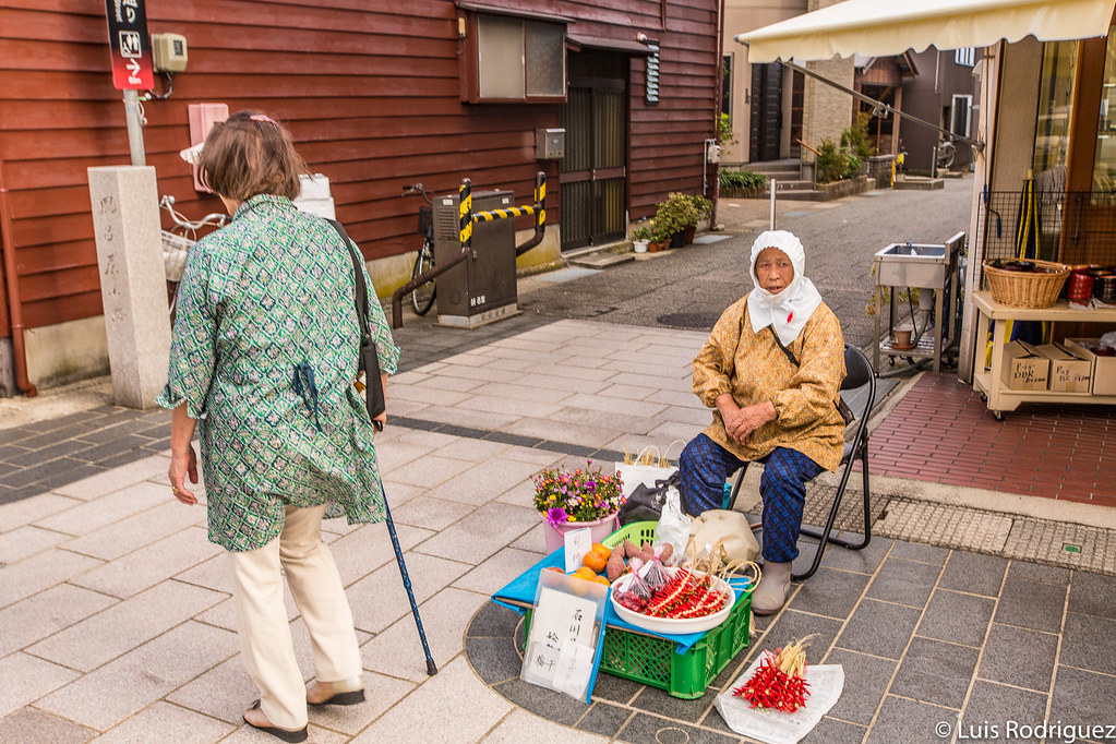 Abuelas vendiendo sus productos locales