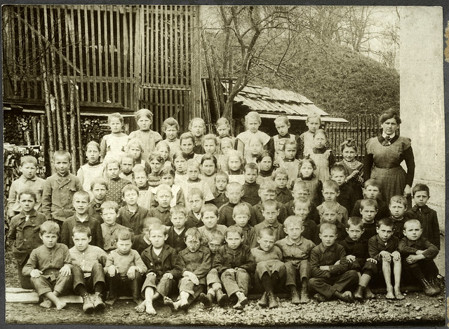 Archiv U374 Schulklasse mit Lehrerin, 1920er