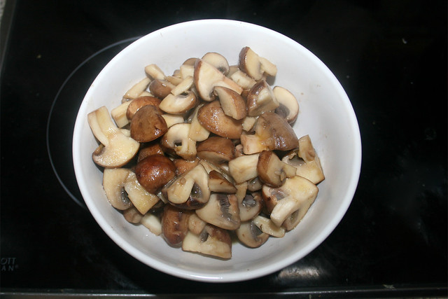 02 - Pilze bei Seite stellen / Put mushrooms aside