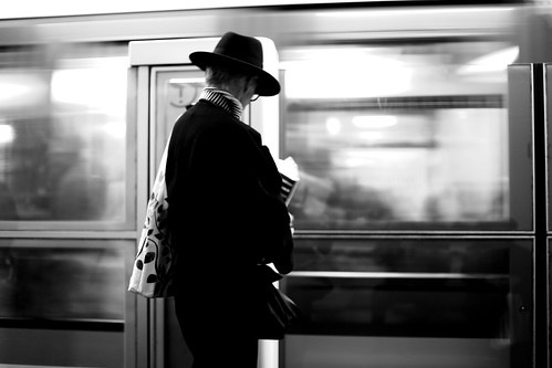 paris femme woman chapeau hat métro subway lumière light vitre glass photoderue streetview urbanarte noiretblanc blackandwhite photopascalcolin 50mm canon50mm canon