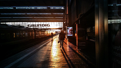 backlight gegenlicht abend evening station bahnhof sun sonne sunset sonnenuntergang werbung shadow schatten train zug grundig