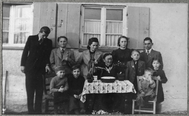 Archiv U402 Geburtstagsfoto (front), Familienfoto, 1940er