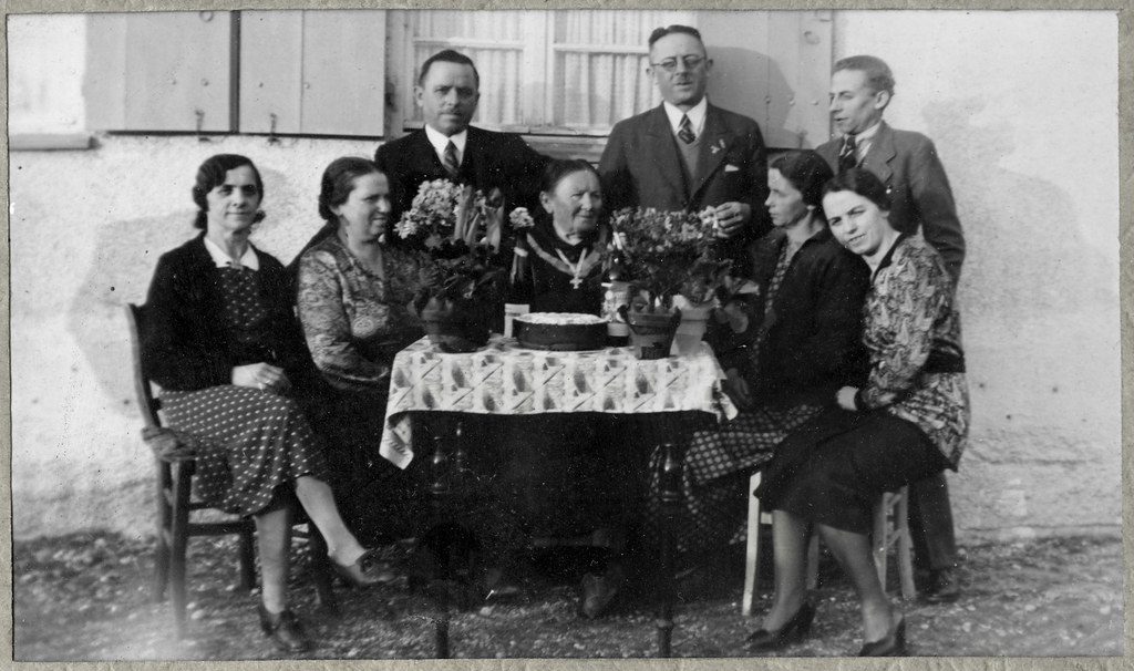 Archiv U400 Geburtstagsfoto (front), Familienfoto, 1940er