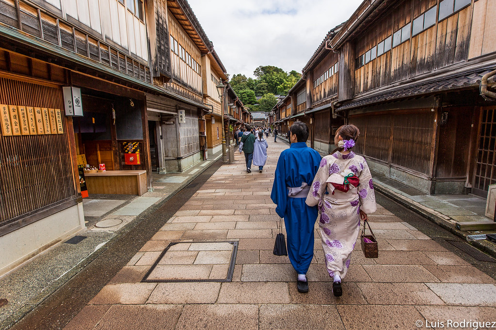 Paseando con el kimono de alquiler entre edificios del periodo Edo en Kanazawa
