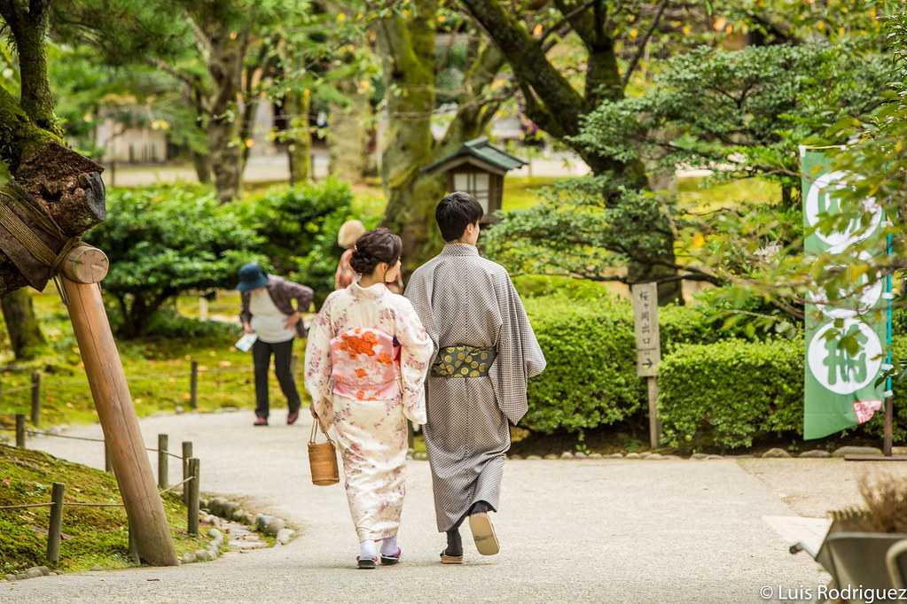 Pareja en kimono paseando por los jardines Kenrokuen de Kanazawa