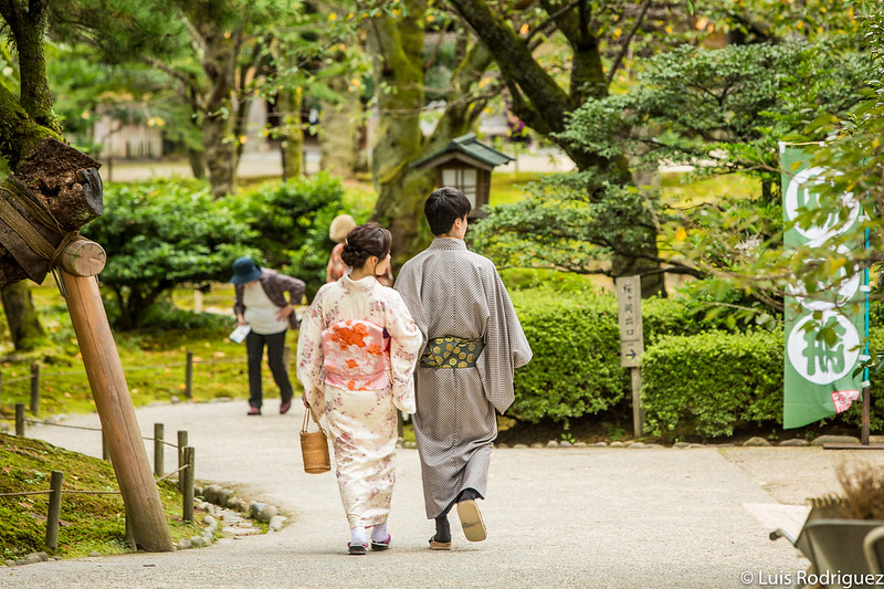 J&oacute;venes en kimono por los jardines Kenrokuen