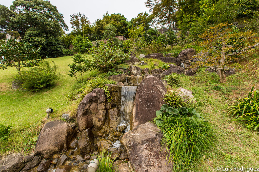 Cascada de agua en los jardines Gyokusen’inmaru de Kanazawa