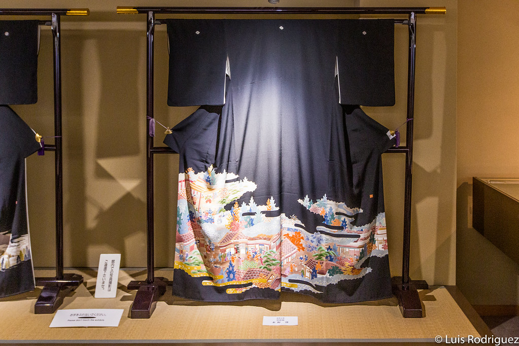 Kimono de tipo kurotomesode teñido con técnica Kaga Yuzen