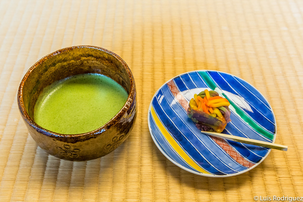 Matcha y dulce tradicional en plena ceremonia