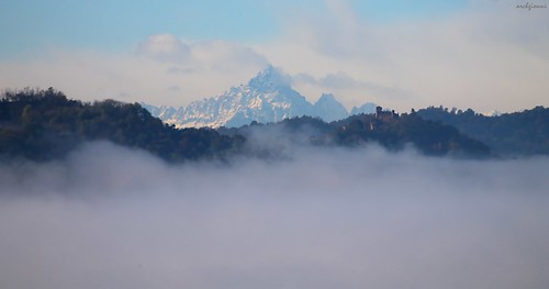 panorama landscape montagne mountains monviso cielo sky neve snow colline hills castello castle nuvole clouds bosco wood nebbia foggy