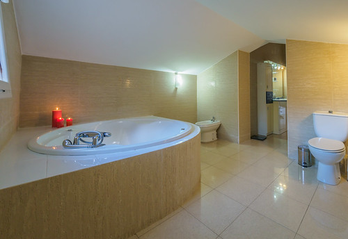 Baño con ducha y bañera hidromasaje habitación planta superior Mas Mestre