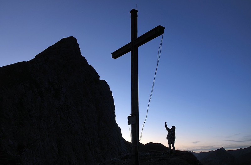 20191026-110F | Das Kreuz am Steinjöchl nach Sonnenuntergang, links der Falsche Kogel (2388 m). Tirol, 26.10.2019