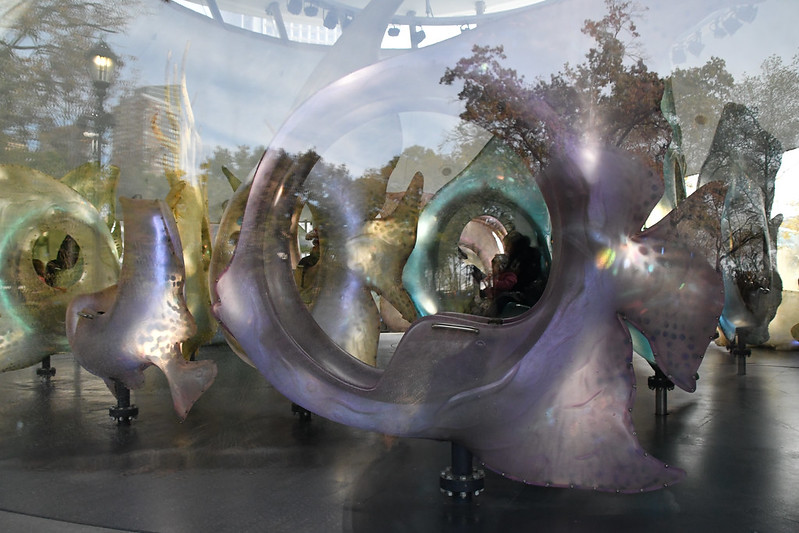 Walk In New York - Sea Glass Carousel - Battery Park - Reflet
