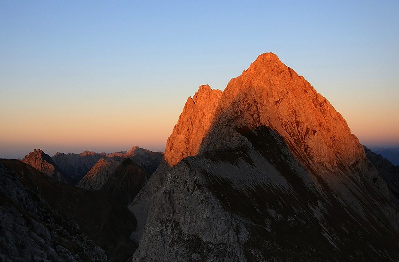 20191026-104F | Der Schatten des Falschen Kogels (2388 m) zeichnet sich auf dem Maldongrat (2544 m) ab. Tirol, 26.10.2019